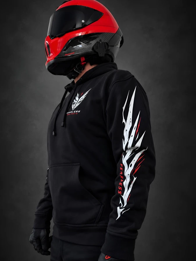 Czarna bluza DARK CREST 01 – detal nadruku na rękawie i logo z przodu