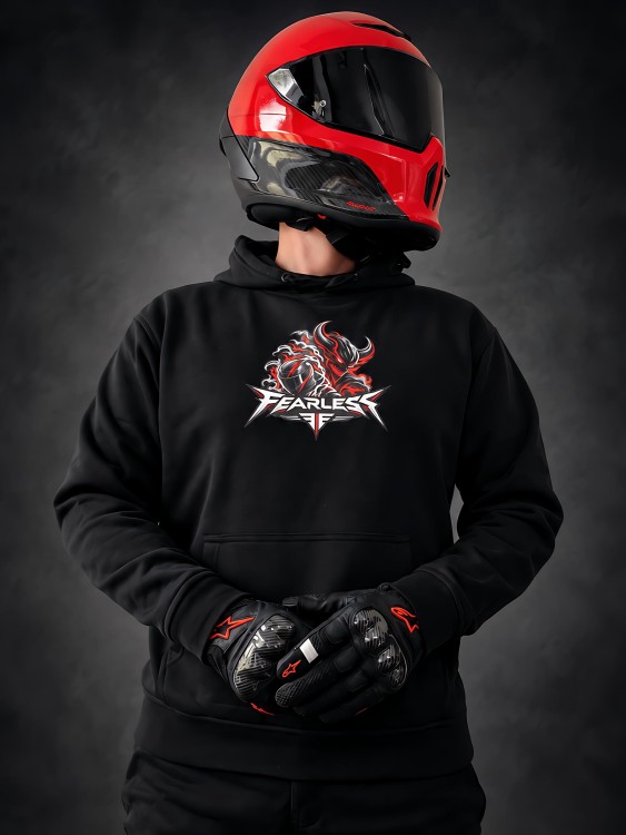 Czarna bluza motocyklowa FEARLESS UNLEASHED – widok z przodu na modelu w czerwonym kasku