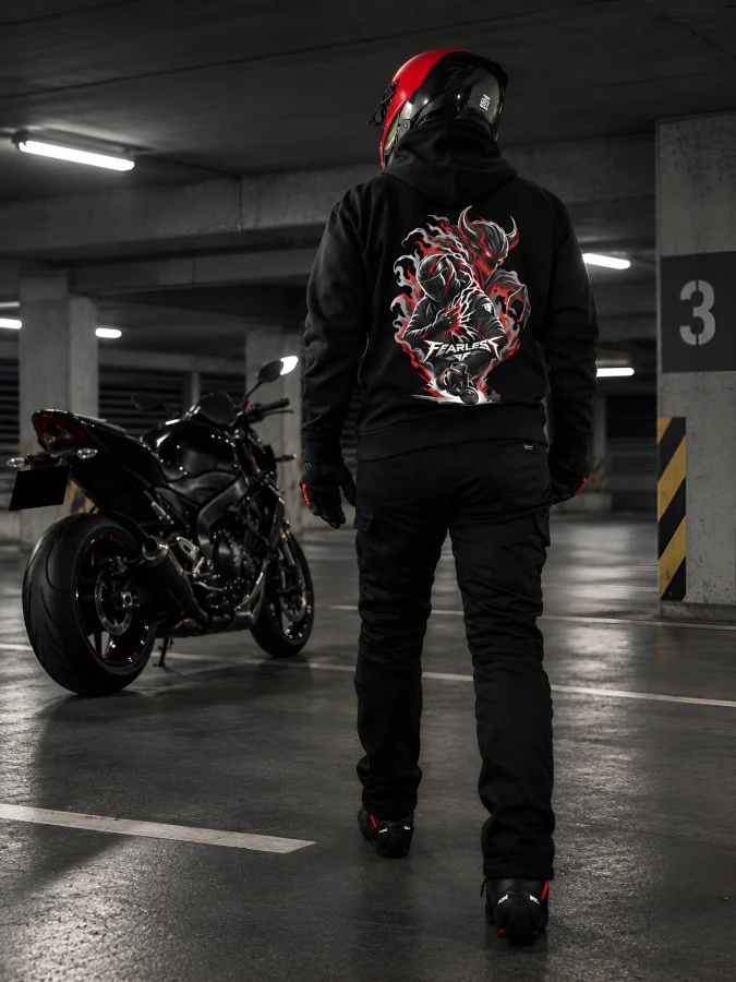Czarna bluza motocyklowa FEARLESS UNLEASHED – widok z tyłu na motocykliście w garażu przy motocyklu