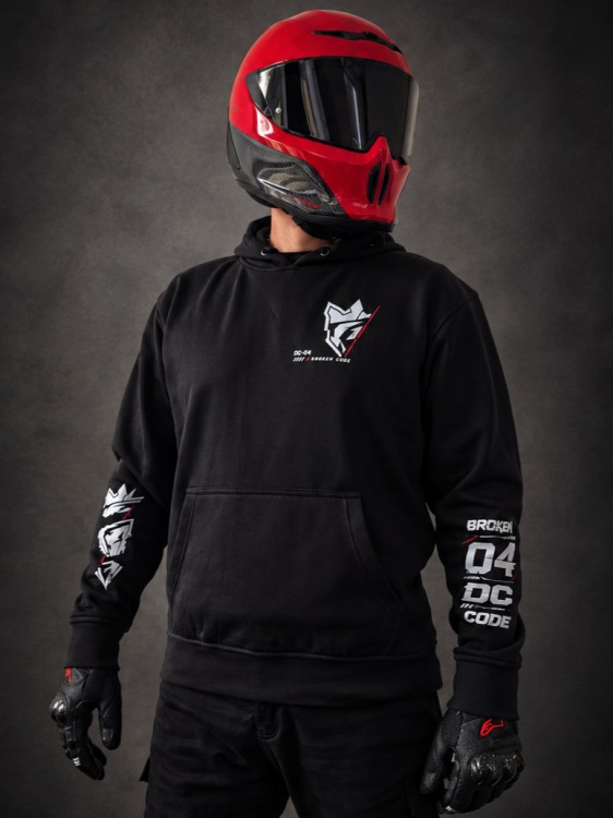 Bluza FEARLESS BLACK DARK CREST 04 BROKEN CODE – widok z przodu na motocykliście