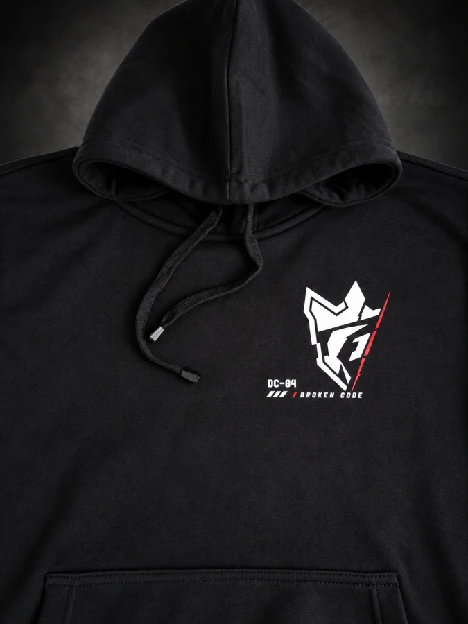 Detal logo DC-04 BROKEN CODE na przodzie bluzy FEARLESS BLACK