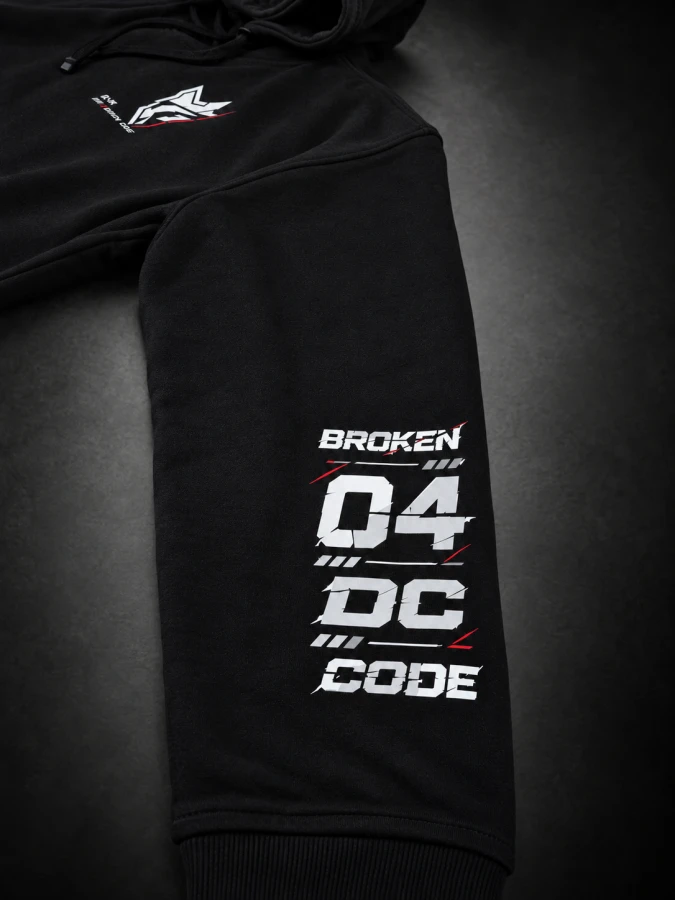 Nadruk BROKEN 04 DC CODE na rękawie czarnej bluzy DARK CREST 04