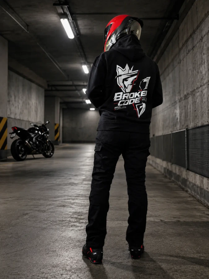 Bluza DARK CREST 04 BROKEN CODE – widok z tyłu w garażu z motocyklem