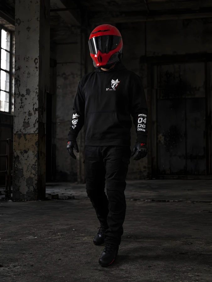 Czarna bluza motocyklowa BROKEN CODE DARK CREST 04 – widok z przodu w industrialnym wnętrzu