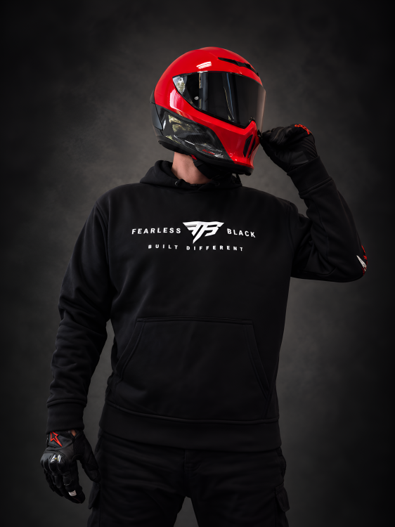 Bluza FEARLESS BLACK WILCZE SERCE - widok z przodu na motocykliście