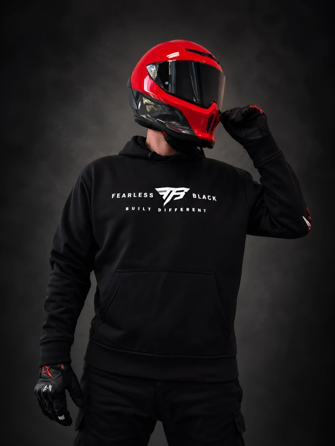 Bluza FEARLESS BLACK WILCZE SERCE - widok z przodu na motocykliście
