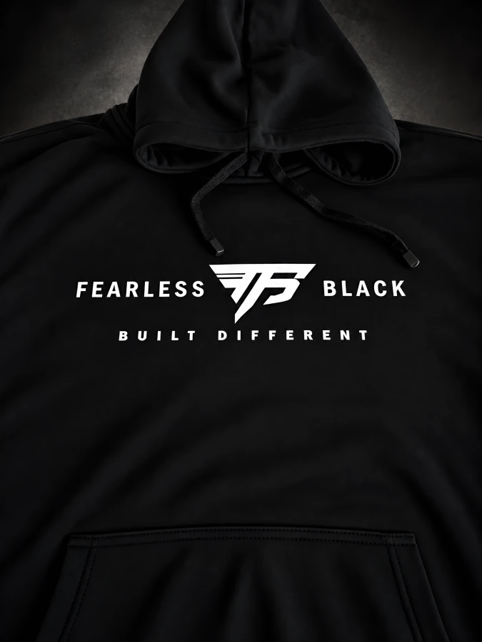 Logo FEARLESS BLACK BUILT DIFFERENT na przodzie czarnej bluzy
