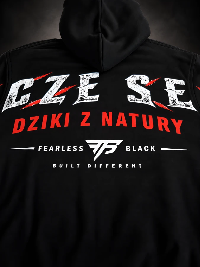 Detal nadruku WILCZE SERCE i DZIKI Z NATURY na plecach bluzy FEARLESS BLACK