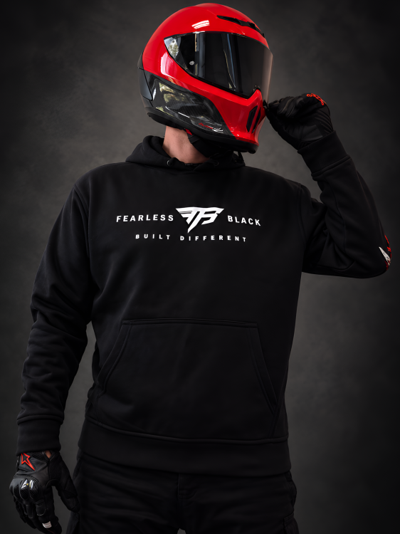 Bluza FEARLESS BLACK WILCZE SERCE - widok z przodu na motocykliście