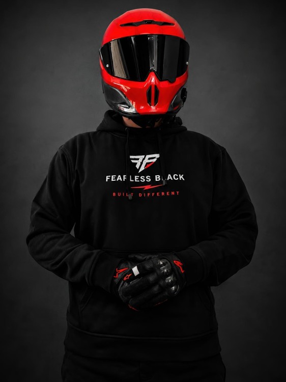 Bluza FEARLESS BLACK LUBIĘ ZAPIERDALAĆ – widok z przodu na motocykliście