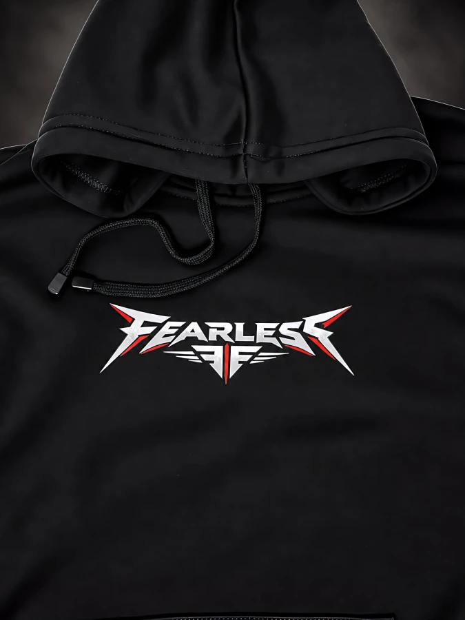 Logo FEARLESS na przodzie czarnej bluzy motocyklowej DUAL NATURE