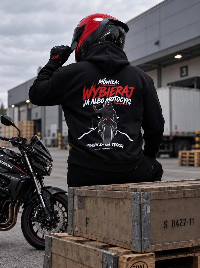 Bluza motocyklowa Mówiła wybieraj ja albo motocykl przy czarnym motocyklu Suzuki