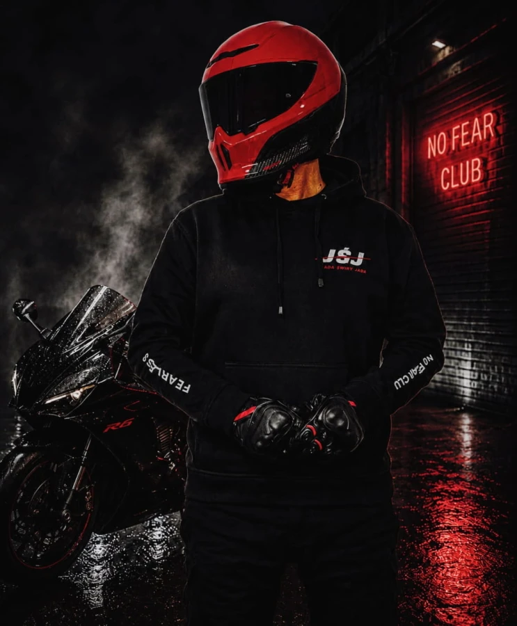 Tył bluzy motocyklowej JADĄ ŚWIRY JADĄ z dużym nadrukiem streetwear