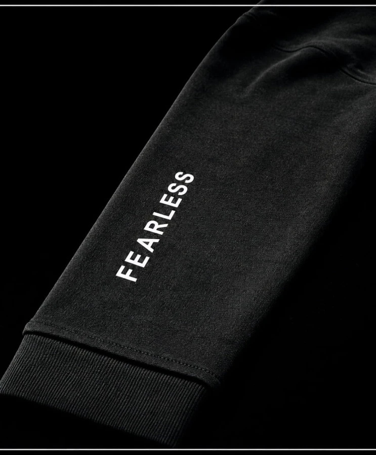Detal rękawa bluzy NO FEAR CLUB z nadrukiem FEARLESS