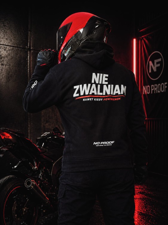 Tył bluzy NIE ZWALNIAM NAWET KIEDY POWINIENIEM z dużym nadrukiem