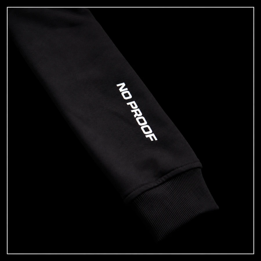 Detal nadruku bluzy NO PROOF w klimacie moto streetwear