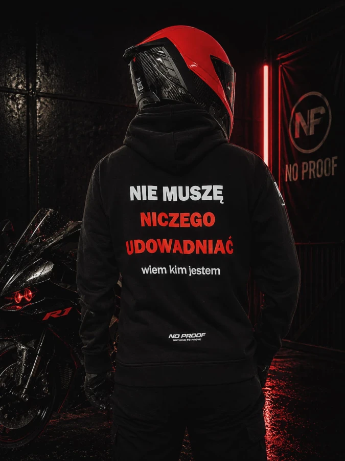 Tył bluzy motocyklowej z nadrukiem NIE MUSZĘ NICZEGO UDOWADNIAĆ