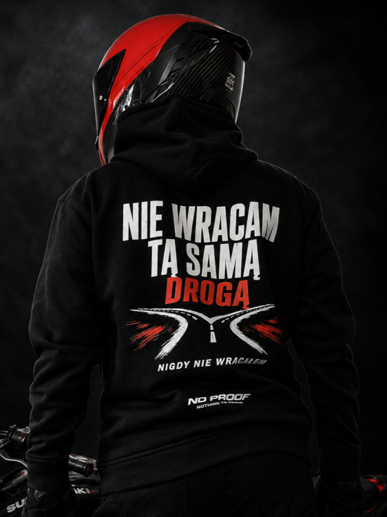 Czarna bluza motocyklowa NO PROOF „Nie wracam tą samą drogą nigdy nie wracałem” – duży nadruk na plecach dla motocyklistów.