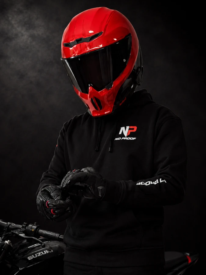 Czarna bluza motocyklowa NO PROOF z logo na piersi – bluza dla motocyklisty w czerwonym kasku przy motocyklu Suzuki, zdjęcie produktowe premium.