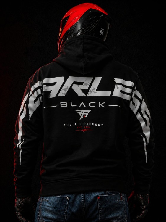 Czarna bluza FEARLESS BLACK z dużym motorsportowym nadrukiem na plecach i rękawach, premium moto streetwear dla motocyklistów.