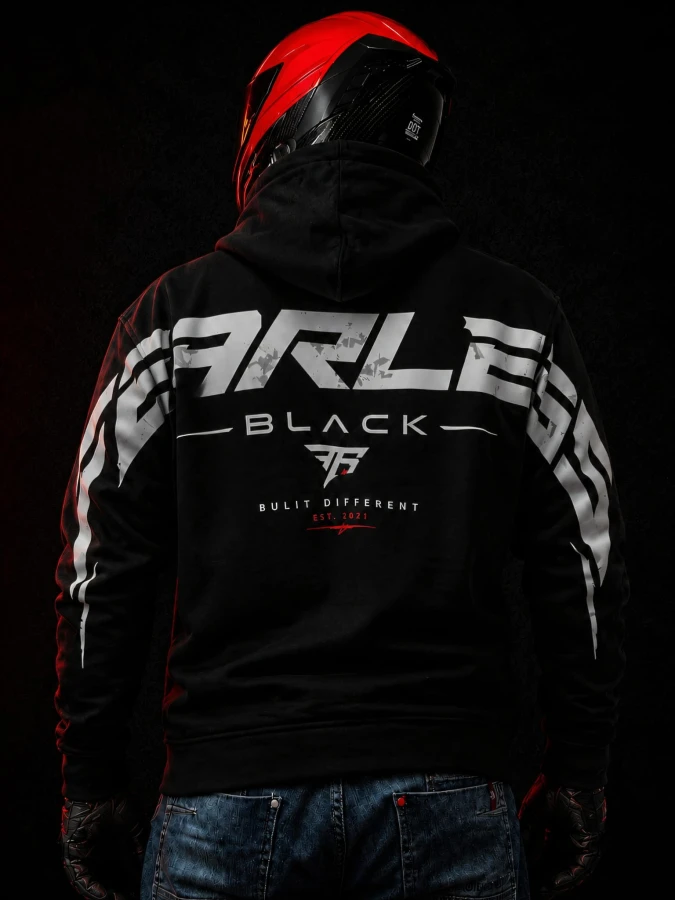 Czarna bluza FEARLESS BLACK z dużym motorsportowym nadrukiem na plecach i rękawach, premium moto streetwear dla motocyklistów.