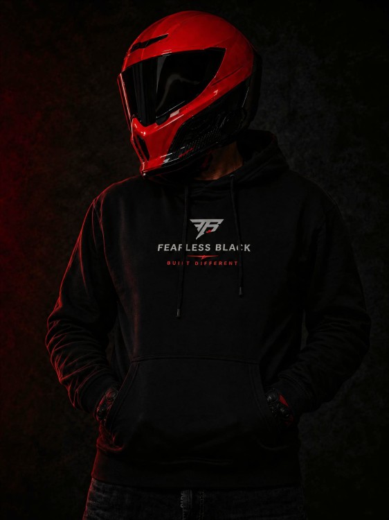 Czarna bluza FEARLESS BLACK z dużym motorsportowym nadrukiem na plecach i rękawach, premium moto streetwear dla motocyklistów.
