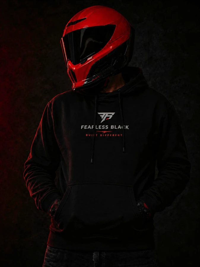 Czarna bluza FEARLESS BLACK z dużym motorsportowym nadrukiem na plecach i rękawach, premium moto streetwear dla motocyklistów.