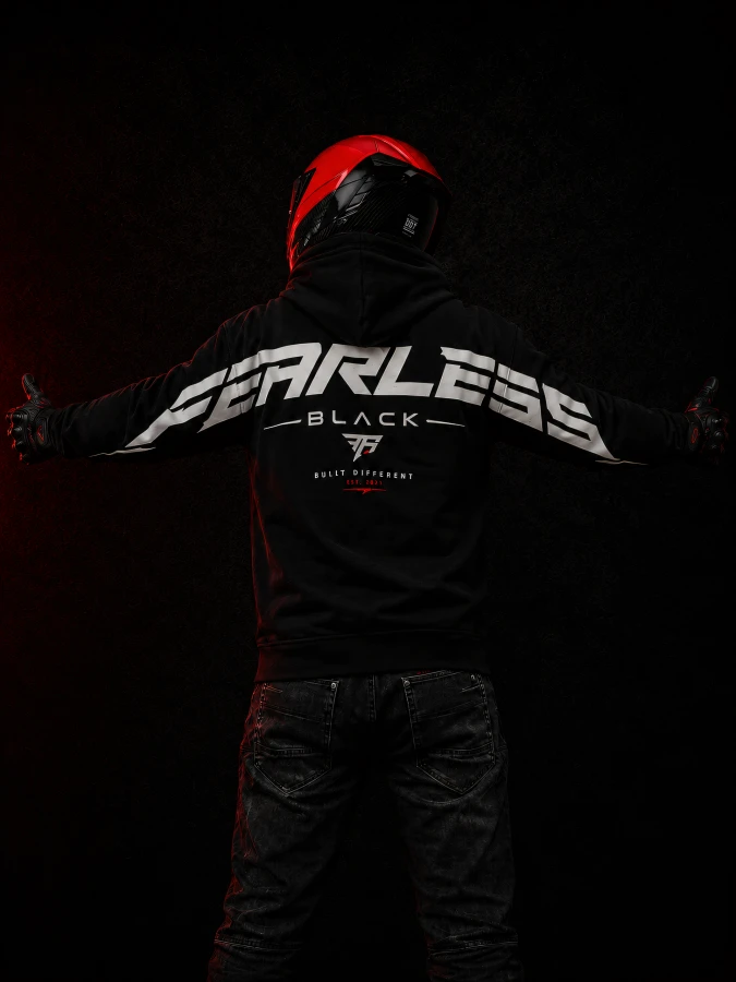 Bluza FEARLESS BLACK z dużym nadrukiem na plecach i rękawach w stylu racing motorsport, premium dark moto streetwear.